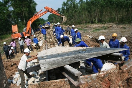 Cận cảnh cứu nạn đường sắt Bắc Nam - 7