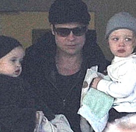 Brad Pitt "bồng" con đến thăm "vợ" - 1