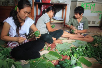 Tuổi thơ đầy nước mắt của hai chị em mồ côi mẹ - 2 Tuổi thơ đầy nước mắt của hai chị em mồ côi mẹ - 2
