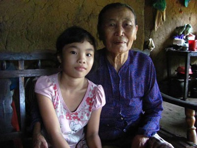 Tuổi thơ đầy nước mắt của hai chị em mồ côi mẹ - 1 Tuổi thơ đầy nước mắt của hai chị em mồ côi mẹ - 1