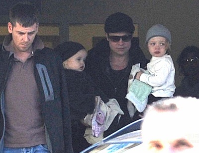Brad Pitt "bồng" con đến thăm "vợ" - 3