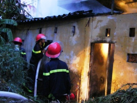 Cháy rụi cơ sở sản xuất chăn ga gối đệm lúc rạng sáng - 1 Cháy rụi cơ sở sản xuất chăn ga gối đệm lúc rạng sáng - 1