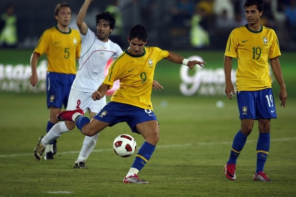 Pato lập công giúp Brazil thắng “3 sao” - 1 Pato lập công giúp Brazil thắng “3 sao” - 1