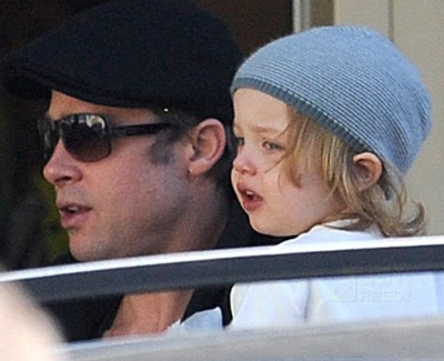 Brad Pitt "bồng" con đến thăm "vợ" - 2