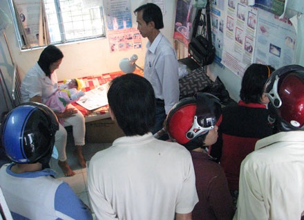 Bé sơ sinh bị bỏ thùng xốp trôi sông - 3 Bé sơ sinh bị bỏ thùng xốp trôi sông - 3