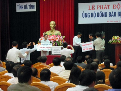 Một tập đoàn ủng hộ 500 triệu đồng giúp đồng bào lũ lụt - 1 Một tập đoàn ủng hộ 500 triệu đồng giúp đồng bào lũ lụt - 1