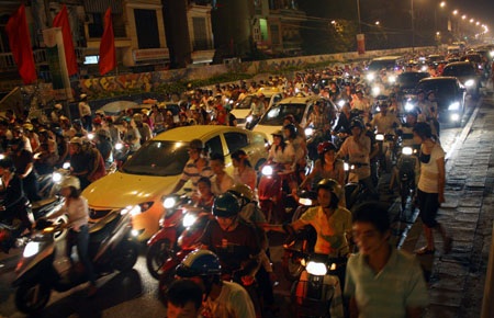 Cận cảnh dòng người đổ về hồ Gươm đêm trước Đại lễ - 16 Cận cảnh dòng người đổ về hồ Gươm đêm trước Đại lễ - 16