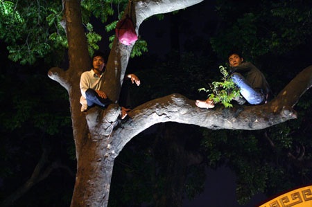 Cận cảnh dòng người đổ về hồ Gươm đêm trước Đại lễ - 8 Cận cảnh dòng người đổ về hồ Gươm đêm trước Đại lễ - 8