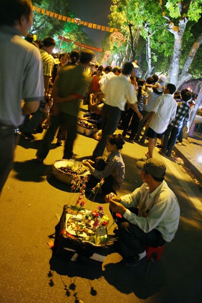 Cận cảnh dòng người đổ về hồ Gươm đêm trước Đại lễ - 11 Cận cảnh dòng người đổ về hồ Gươm đêm trước Đại lễ - 11