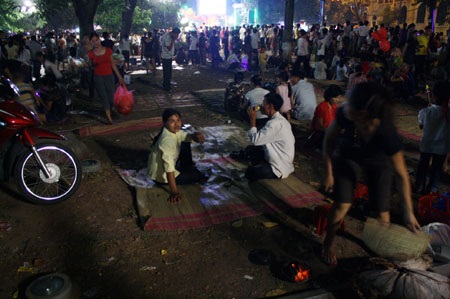 Cận cảnh dòng người đổ về hồ Gươm đêm trước Đại lễ - 10 Cận cảnh dòng người đổ về hồ Gươm đêm trước Đại lễ - 10