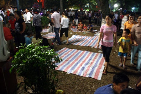 Cận cảnh dòng người đổ về hồ Gươm đêm trước Đại lễ - 9 Cận cảnh dòng người đổ về hồ Gươm đêm trước Đại lễ - 9