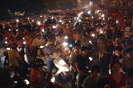 Cận cảnh dòng người đổ về hồ Gươm đêm trước Đại lễ - 15 Cận cảnh dòng người đổ về hồ Gươm đêm trước Đại lễ - 15