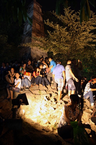 Cận cảnh dòng người đổ về hồ Gươm đêm trước Đại lễ - 5 Cận cảnh dòng người đổ về hồ Gươm đêm trước Đại lễ - 5