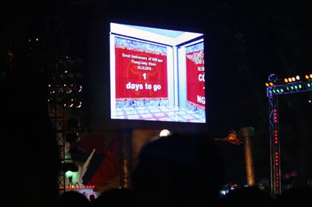 Cận cảnh dòng người đổ về hồ Gươm đêm trước Đại lễ - 17 Cận cảnh dòng người đổ về hồ Gươm đêm trước Đại lễ - 17