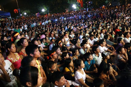 Cận cảnh dòng người đổ về hồ Gươm đêm trước Đại lễ - 2 Cận cảnh dòng người đổ về hồ Gươm đêm trước Đại lễ - 2