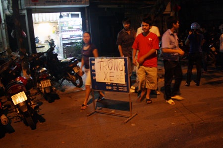 Cận cảnh dòng người đổ về hồ Gươm đêm trước Đại lễ - 1 Cận cảnh dòng người đổ về hồ Gươm đêm trước Đại lễ - 1