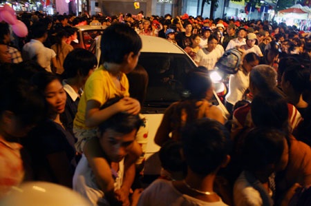 Cận cảnh dòng người đổ về hồ Gươm đêm trước Đại lễ - 4 Cận cảnh dòng người đổ về hồ Gươm đêm trước Đại lễ - 4