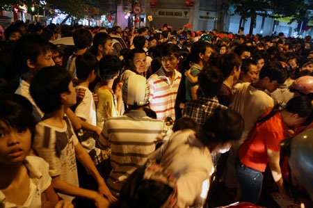 Cận cảnh dòng người đổ về hồ Gươm đêm trước Đại lễ - 3 Cận cảnh dòng người đổ về hồ Gươm đêm trước Đại lễ - 3