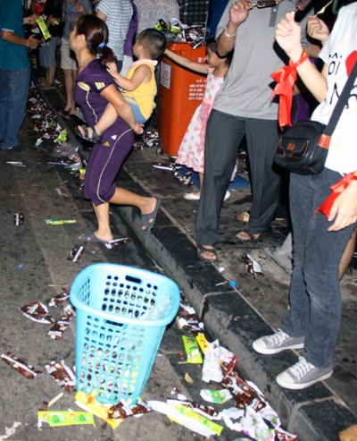 Cận cảnh dòng người đổ về hồ Gươm đêm trước Đại lễ - 14 Cận cảnh dòng người đổ về hồ Gươm đêm trước Đại lễ - 14