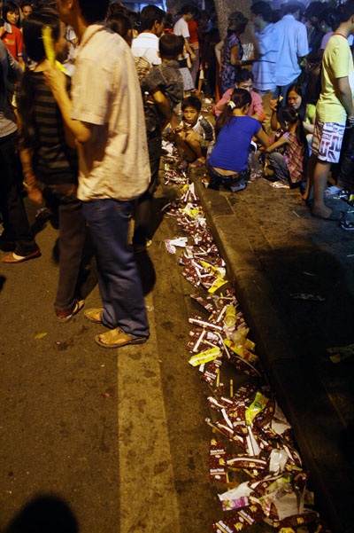 Cận cảnh dòng người đổ về hồ Gươm đêm trước Đại lễ - 13 Cận cảnh dòng người đổ về hồ Gươm đêm trước Đại lễ - 13