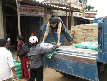 Báo Dân trí cứu trợ vùng lũ cồn bãi sông Gianh - 1