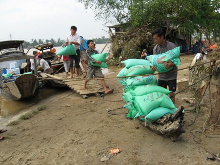 Báo Dân trí cứu trợ vùng lũ cồn bãi sông Gianh - 4
