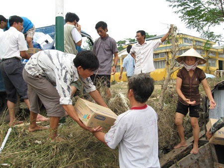Báo Dân trí cứu trợ vùng lũ cồn bãi sông Gianh - 3