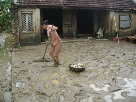 Báo Dân trí cứu trợ vùng lũ cồn bãi sông Gianh - 5