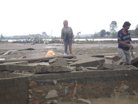 Báo Dân trí cứu trợ vùng lũ cồn bãi sông Gianh - 6