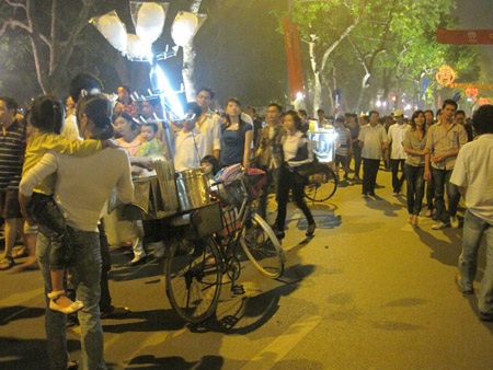 “Họp chợ” quanh Hồ Gươm - 2 “Họp chợ” quanh Hồ Gươm - 2