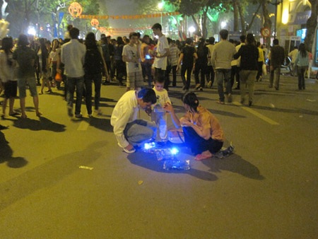 “Họp chợ” quanh Hồ Gươm - 4 “Họp chợ” quanh Hồ Gươm - 4