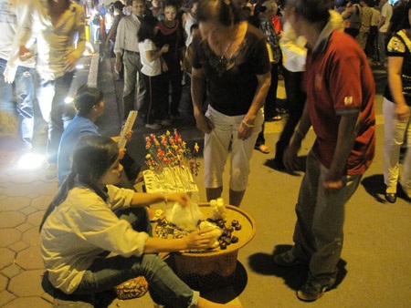 “Họp chợ” quanh Hồ Gươm - 6 “Họp chợ” quanh Hồ Gươm - 6