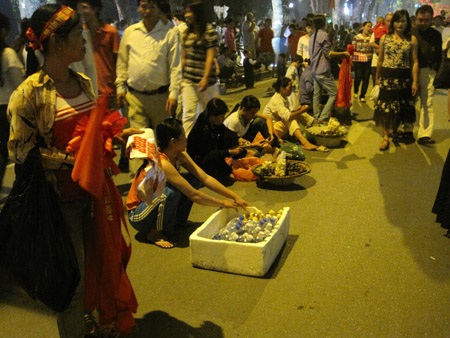 “Họp chợ” quanh Hồ Gươm - 8 “Họp chợ” quanh Hồ Gươm - 8