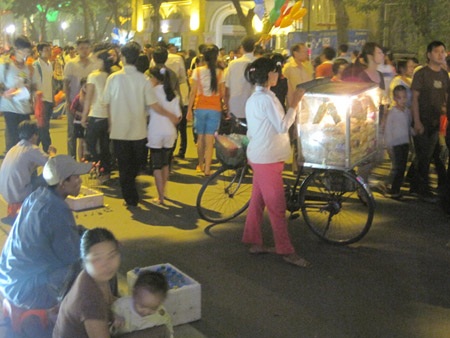 “Họp chợ” quanh Hồ Gươm - 9 “Họp chợ” quanh Hồ Gươm - 9