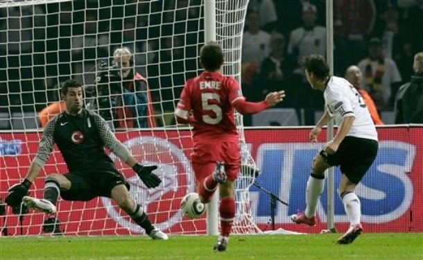 Klose lập cú đúp, “xe tăng” Đức thẳng tiến - 3