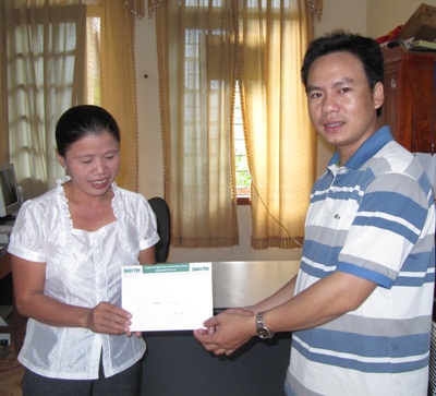 Quà bạn đọc trở lại với cháu Vi Thị Quyên - 1