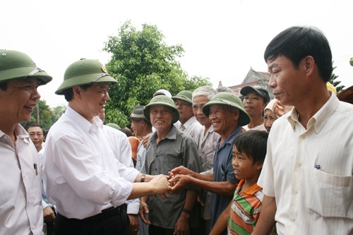 Thủ tướng: “Đảng và Nhà nước luôn hướng về nhân dân vùng lũ” - 1 Thủ tướng: “Đảng và Nhà nước luôn hướng về nhân dân vùng lũ” - 1