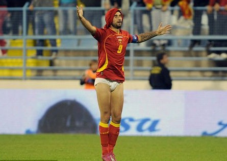 Vucinic cởi quần trùm lên đầu sau khi lập công - 2 Vucinic cởi quần trùm lên đầu sau khi lập công - 2