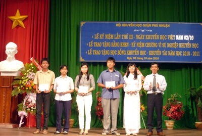 TPHCM: 220 triệu đồng học bổng dành cho HS, SV nghèo hiếu học  - 1