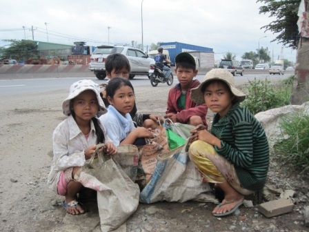 Vẽ giấc mơ tới trường từ những túi ve chai - 2 Vẽ giấc mơ tới trường từ những túi ve chai - 2