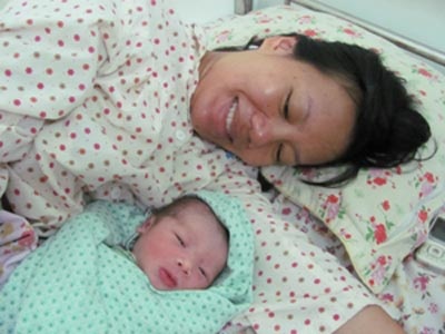 Em bé chào đời đúng thời khắc lịch sử của Thủ đô - 1