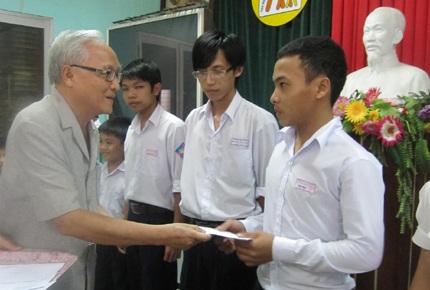 Đà Nẵng: 85 HS, SV nghèo hiếu học nhận học bổng Care the people - 1