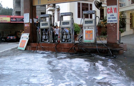 Hoảng loạn vì lửa phát ra ở cột bơm xăng - 1 Hoảng loạn vì lửa phát ra ở cột bơm xăng - 1