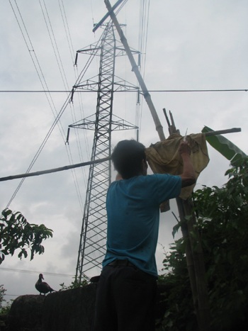 Hoang mang nỗi lo cả làng nhiễm điện cao thế - 3