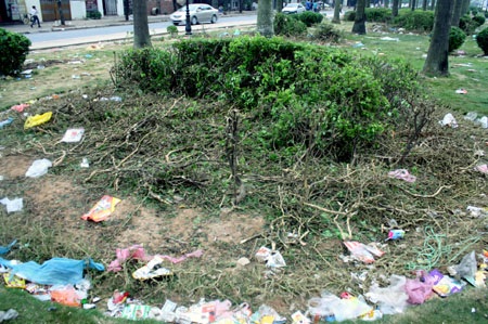 Mỹ Đình chìm trong "biển" rác sau đêm hội ngàn năm - 13 Mỹ Đình chìm trong "biển" rác sau đêm hội ngàn năm - 13