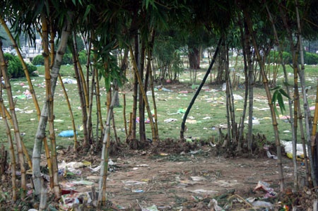 Mỹ Đình chìm trong "biển" rác sau đêm hội ngàn năm - 4 Mỹ Đình chìm trong "biển" rác sau đêm hội ngàn năm - 4