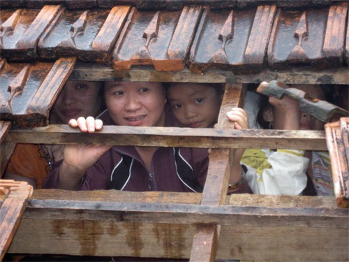 Vay tiền thưởng “nóng” 26 gương dũng cảm cứu người trong lũ - 1 Vay tiền thưởng “nóng” 26 gương dũng cảm cứu người trong lũ - 1