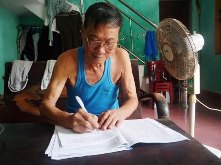 Ông giáo già say mê làm khuyến học - 1