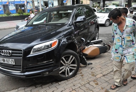 Bắt “nóng” hai đối tượng bẻ kính xe hơi bạc tỷ - 1