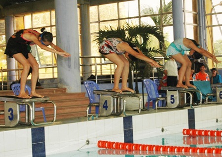 Lần đầu tiên học sinh Huế thi bơi - 1